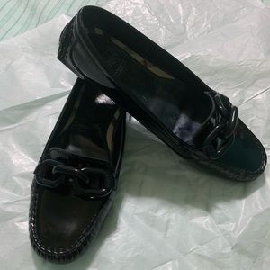 Burberry size 38 black pantent shoes